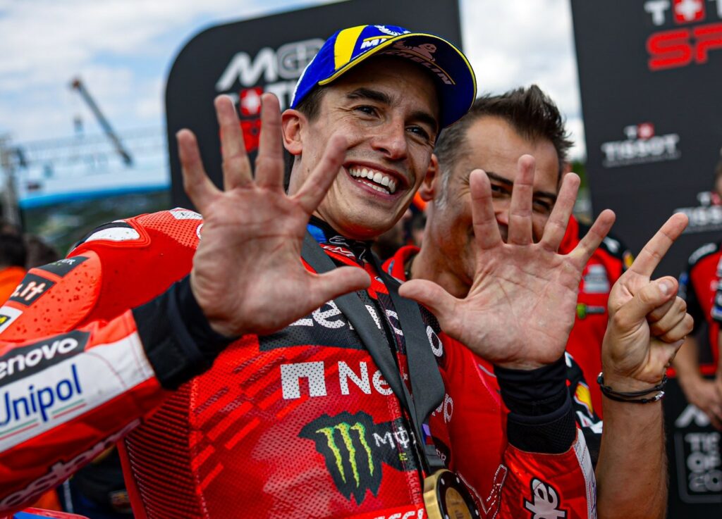 Marc Márquez ganó el sprint de Chequia tras una polémica estrategia por la presión de neumáticos