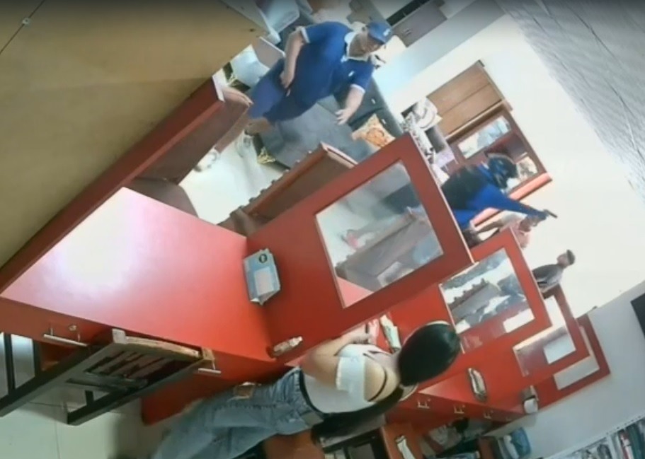 Un asalto en un local de muebles en Los Bajos de Montecristi dejó a varios clientes sin sus pertenencias. (Captura de video).