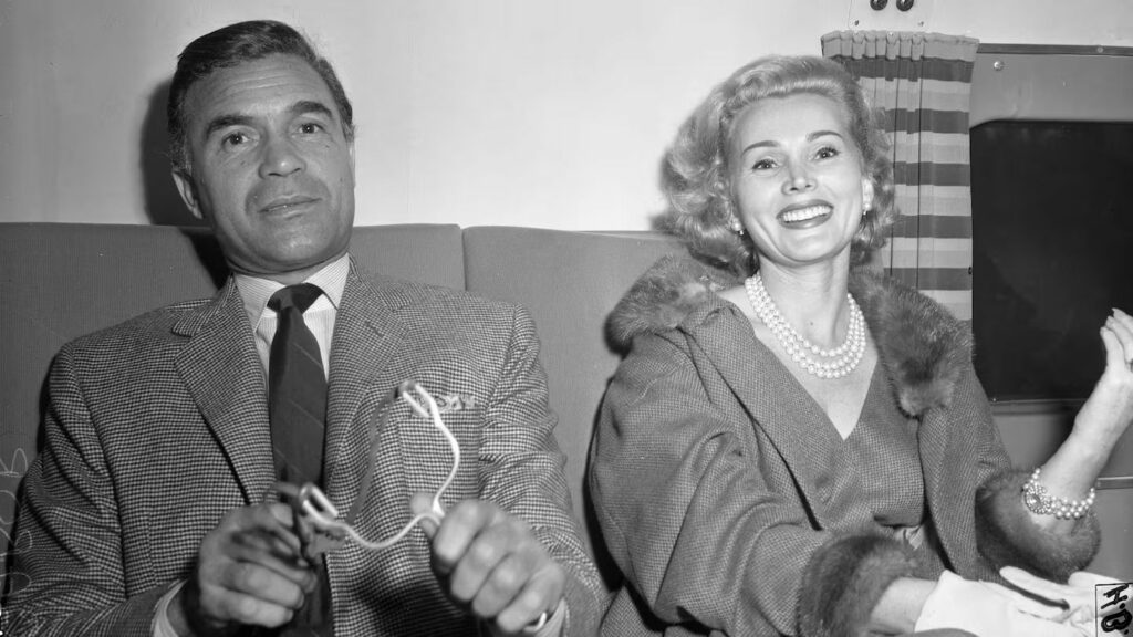 Porfirio Rubirosa Ariza con la actriz Zsa Zsa Gabor en 1954.