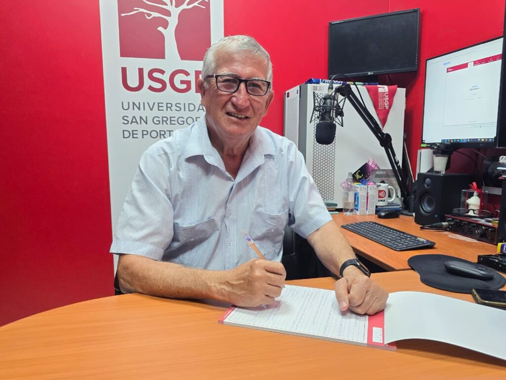 Ramiro Molina ha dedicado tiempo a investigar y preservar la historia de Portoviejo, siendo reconocido como Cronista Vitalicio.