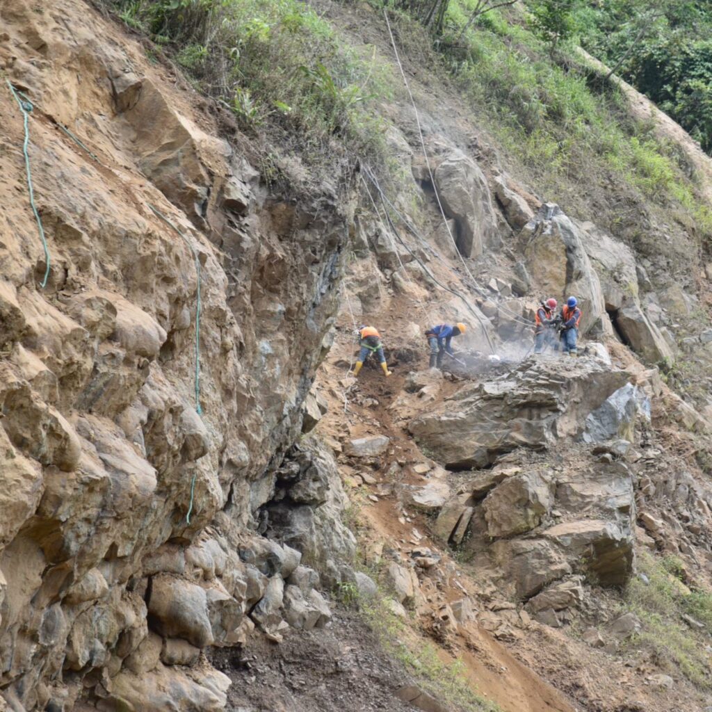 Trabajos en el kilómetro 83 provocan congestión crítica en la ruta Alóag-Santo Domingo