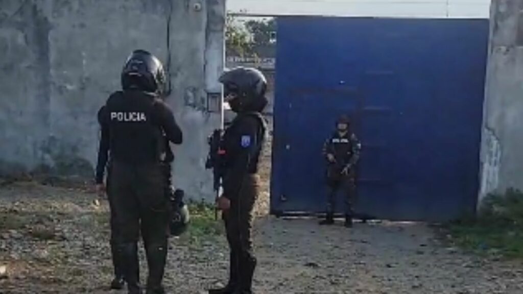Un policía fue asesinado cuando se encontraba en el interior de un taller mecánico de Babahoyo, Los Ríos. (Captura de pantalla)