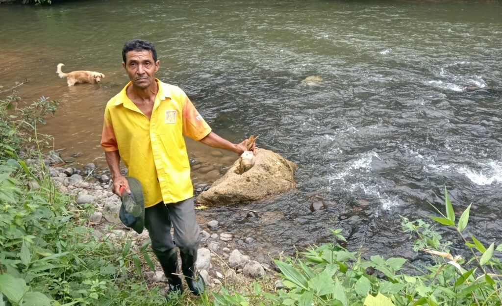 Uno de los moradores de Pupusa muestra el lugar donde se encontró la osamenta.