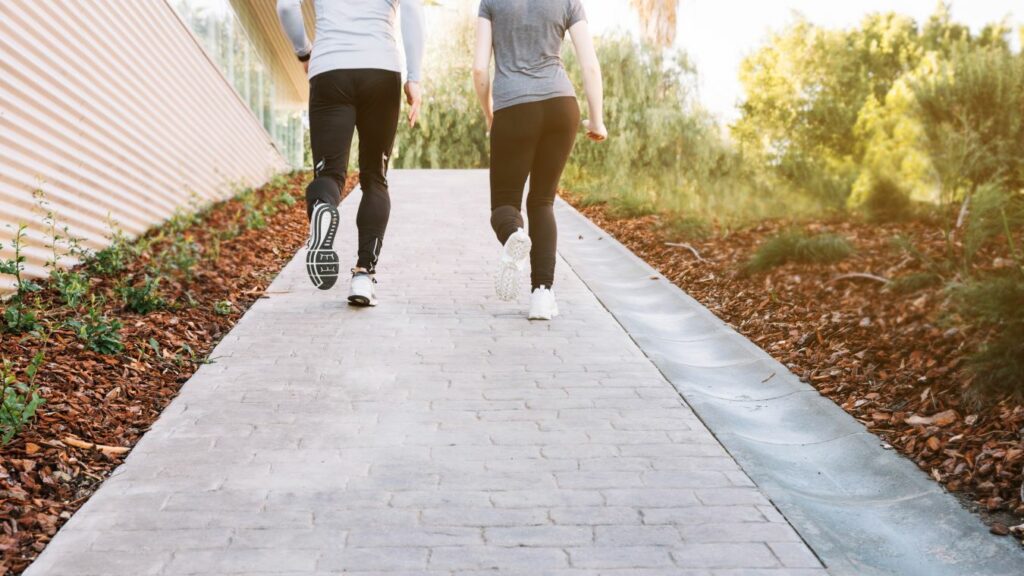 Caminar más rápido podría ser la clave para envejecer con salud, según estudio