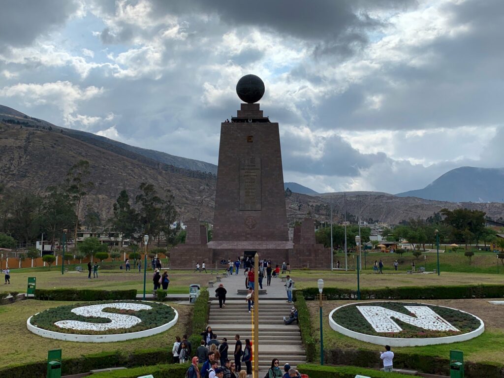 El Monumento a la Mitad del Mundo conmemora la Misión Geodésica Franco-Española (1736-1744), que midió la línea ecuatorial en Ecuador para confirmar que la Tierra es achatada en los polos, marcando un hito científico.