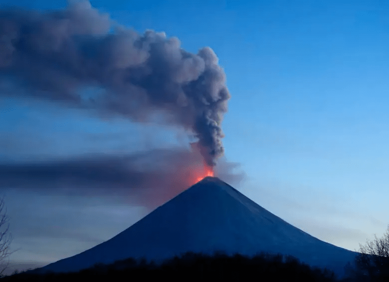 Rusia: Poderoso volcán hace erupción en medio de terremoto masivo