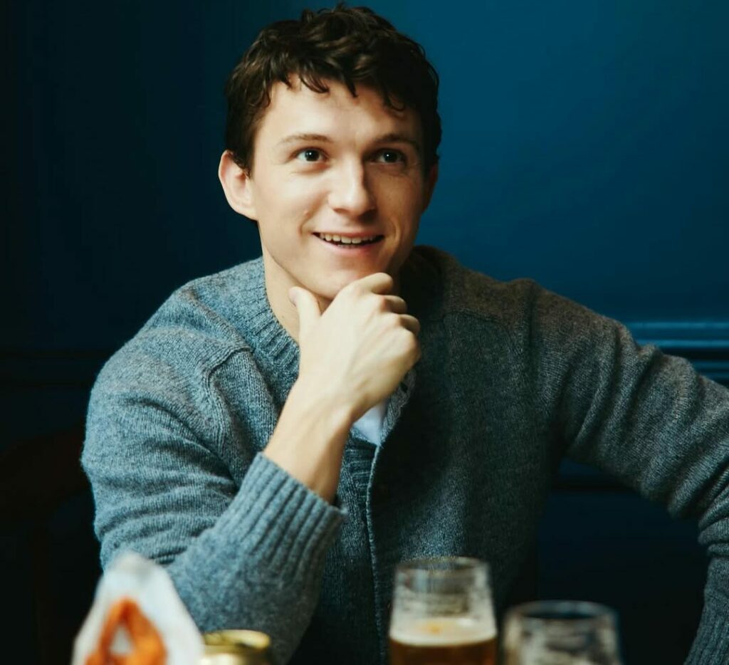 Tom Holland sueña con James Bond entre risas, cocina y recuerdos familiares