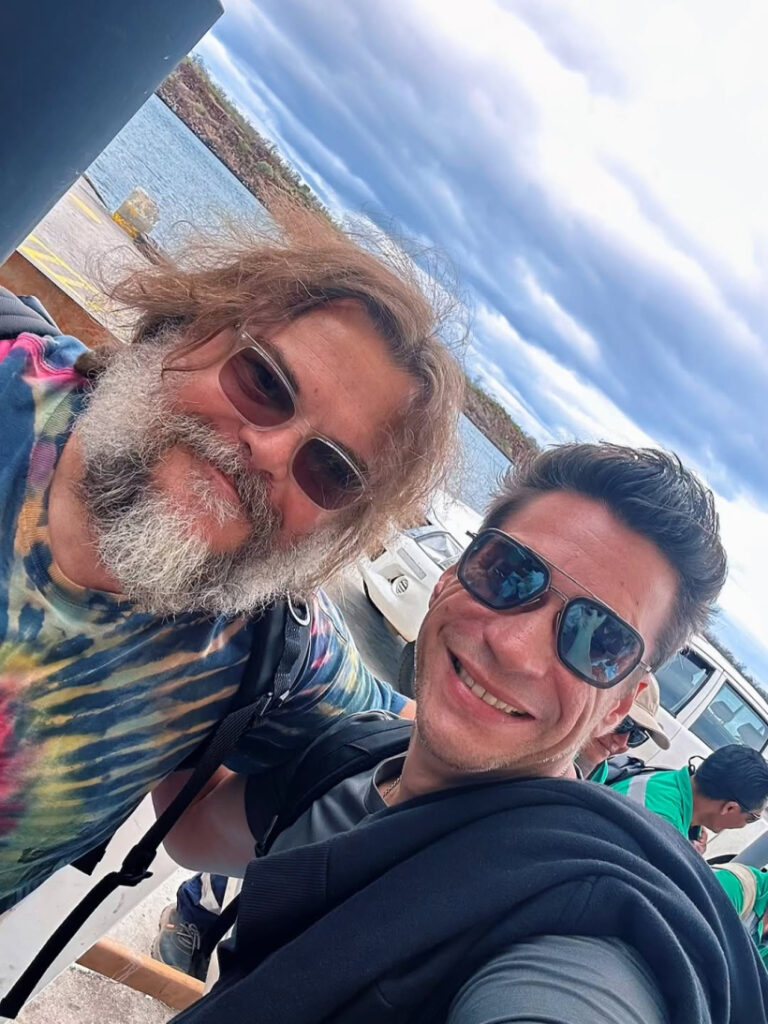 Encuentro inesperado en las Islas Galápagos: El actor ecuatoriano Marcelo Varas se fotografía con Jack Black