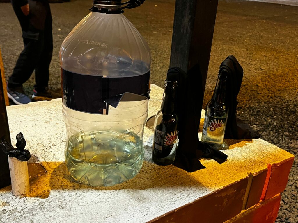 Al pie del restaurante que se incendió la Policía encontró bombas molotov y combustible.