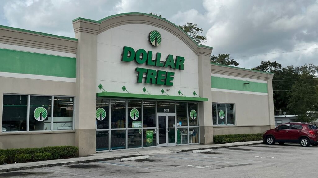 Una tienda Dollar Tree en Fort Lauderdale (Florida), punto de encuentro accesible donde migrantes ecuatorianos pueden hacer compras esenciales con precios bajos. (Kike Perdomo)