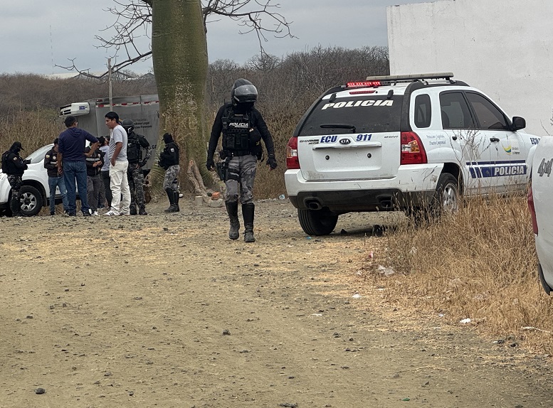 A un hombre de aproximadamente 25 años lo asesinaron este lunes 18 de agosto del 2025 en el nuevo cementerio del cantón Jaramijó, provincia de Manabí.