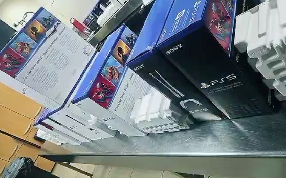 Aduana de Guayaquil incauta 27.000 dólares en dispostivos electrónicos, cerca de 50 PlayStation decomisadas