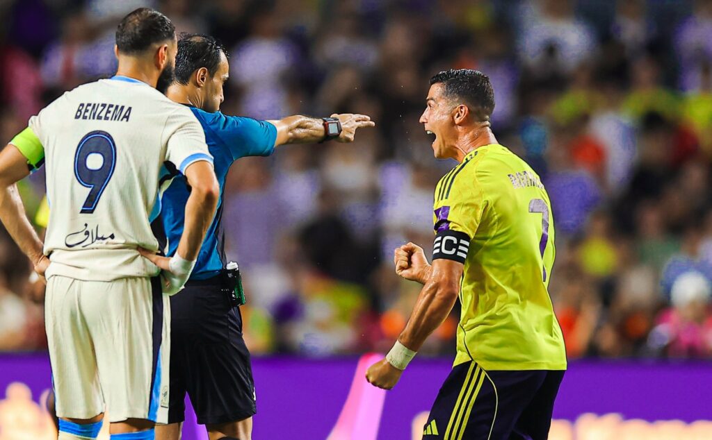 Al Nassr de Cristiano Ronaldo, con 10 jugadores, derrotó 2-1 al Al Ittihad de Karim Benzema y avanza a la final de la Supercopa de Arabia