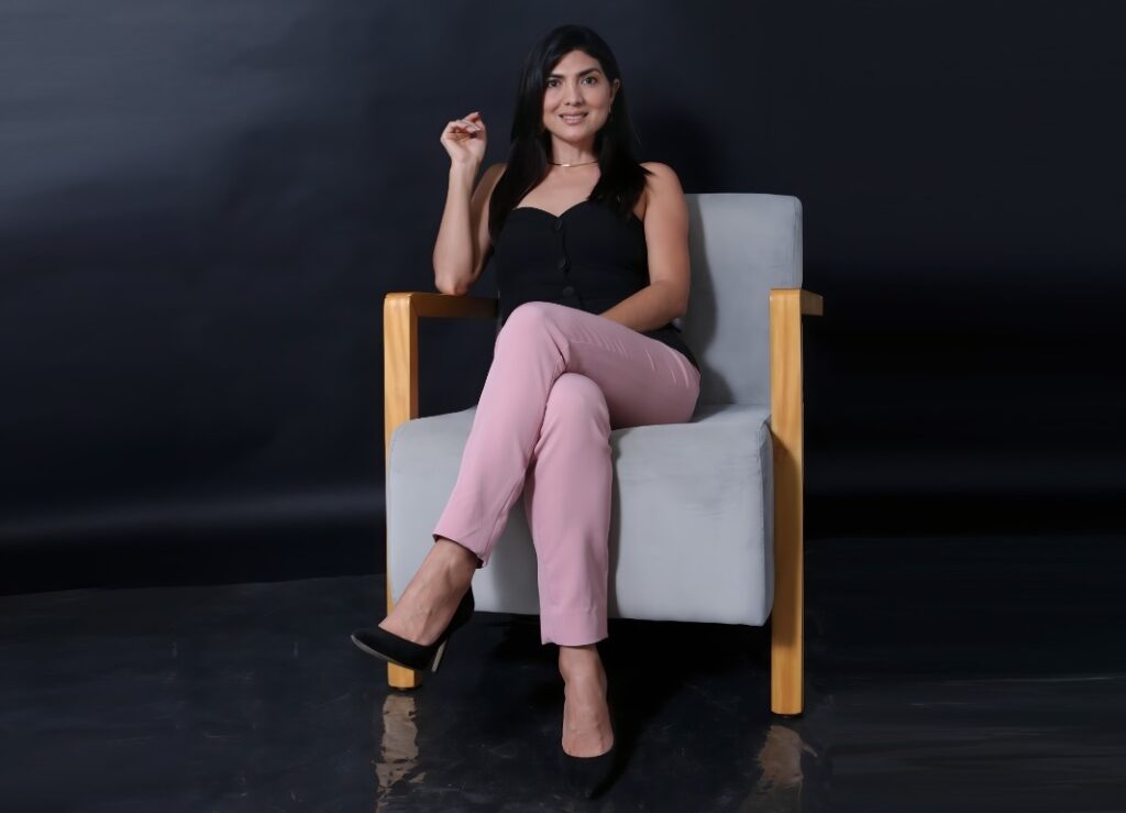 Ámbar Quijije es una agente inmobiliaria que señala que el mercado inmobiliario en Manta se ha transformado, pero no se ha detenido.