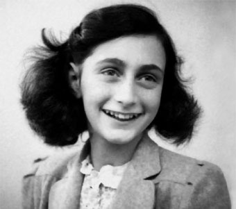 El 12 de junio de 1929 nacía Ana Frank, niña alemana de origen judío, conocida internacionalmente por la publicación postuma de su diario, El diario de Ana Frank. Murió en un campo de concentración y exterminio en 1945.