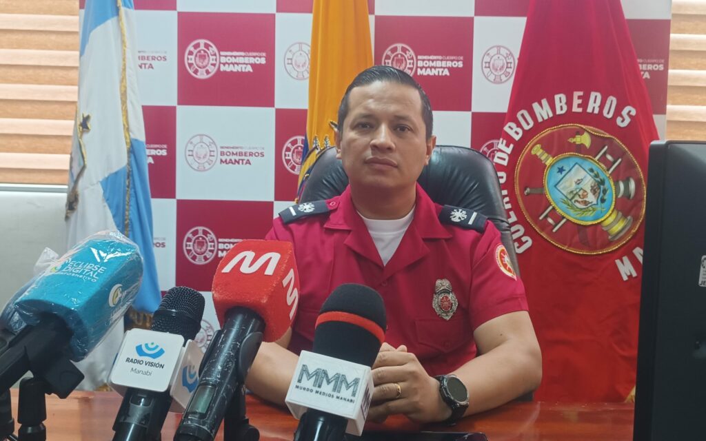 Julio Roca, del Cuerpo de Bomberos de Manta explica sobre protocolos que aplican en emergencias y motivos que retrasan llegada de ambulancias.