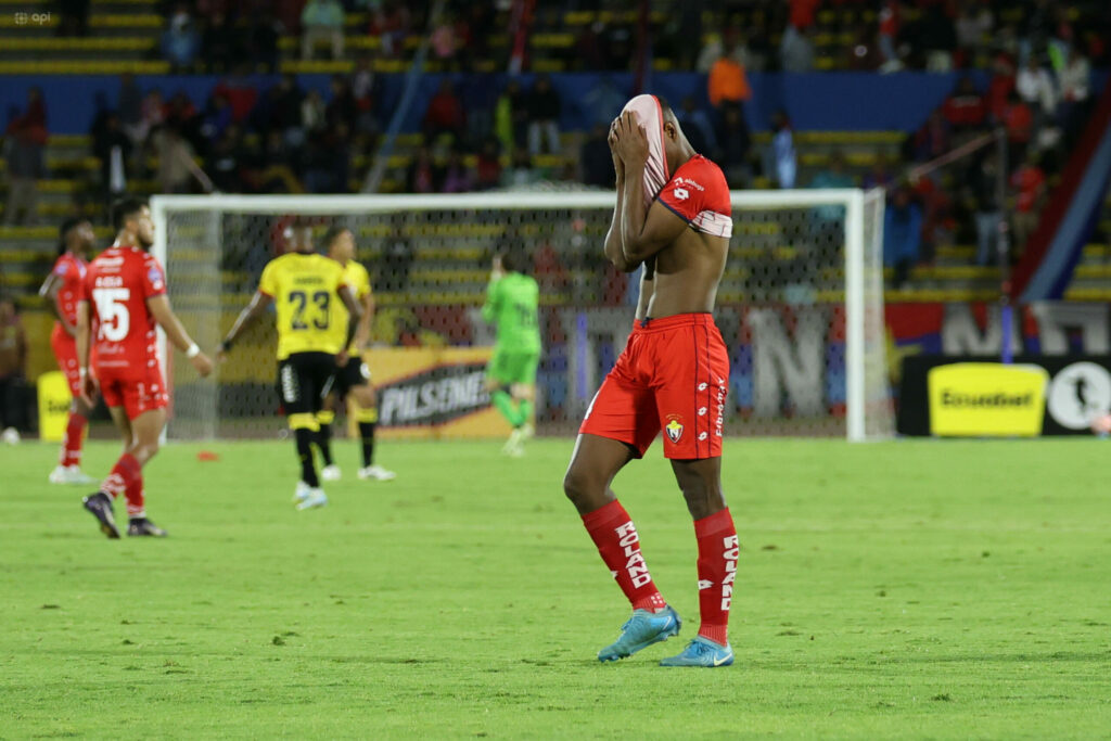 Barcelona SC, El Nacional y Emelec enfrentan sanciones económicas por pirotecnia