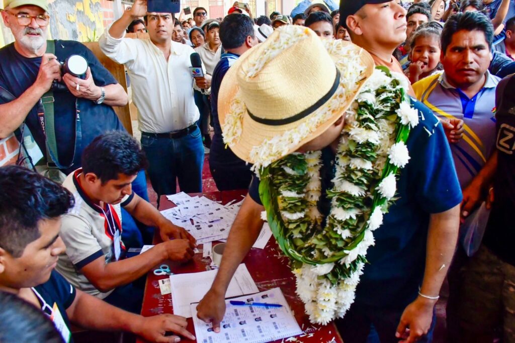 Bolivia: El candidato a la presidencia Andrónico Rodríguez, fue agredido con piedras luego de votar