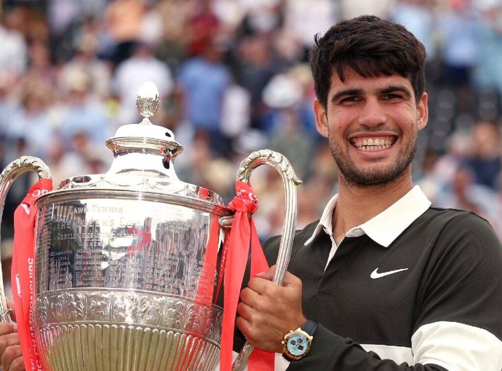 Carlos Alcaraz, tenista español de 22 años, se consolida por segundo año consecutivo como el tenista mejor pagado del mundo, según la revista Forbes.