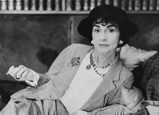 Coco Chanel se convirtió en el arquetipo de mujer hecha a sí misma que consigue triunfar gracias al éxito de su talento y a su enorme carisma.