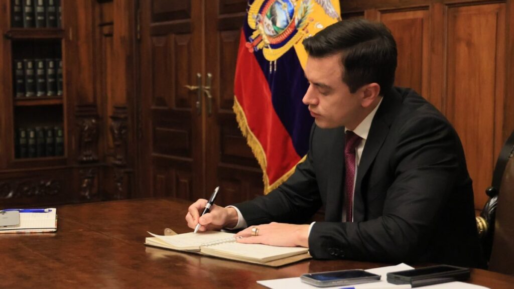 Daniel Noboa emite decretos para fusionar ministerios, conozca cuáles son las carteras de Estado que se unifican. (Daniel Noboa)