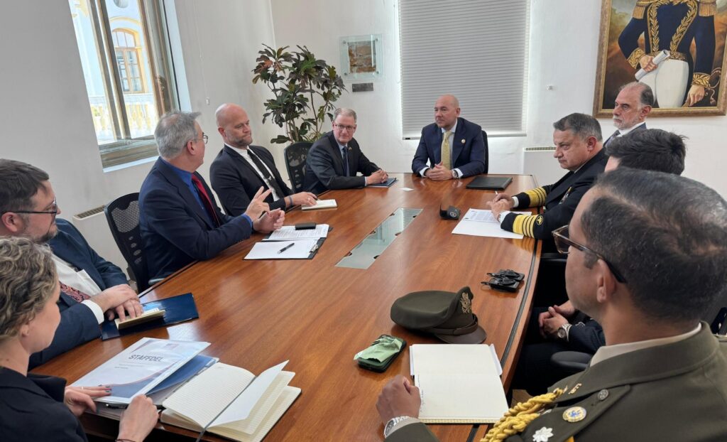 Delegados del Congreso de EE.UU. y el ministro de Defensa de Ecuador se reunieron en Quito
