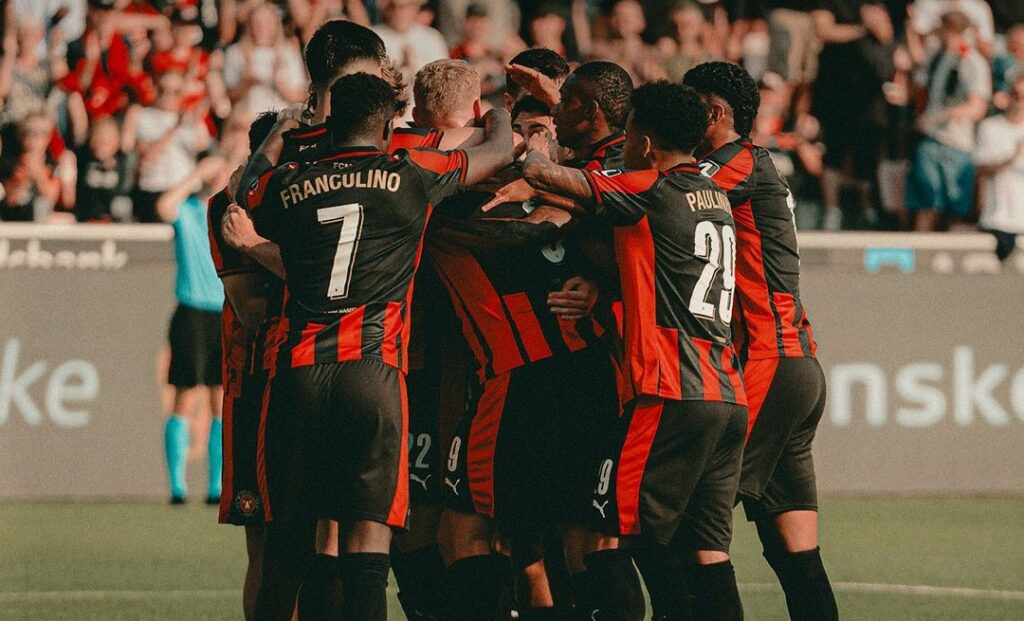 Denil Castillo y Midtjylland vencen a Fredrikstad y sella pase a Playoffs de Europa League