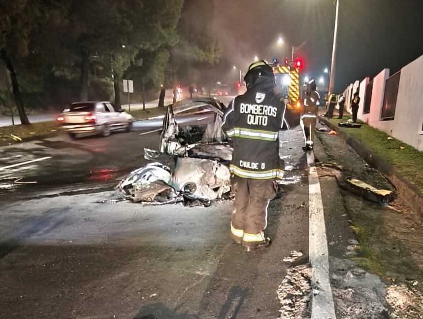 Dos cadáveres incinerados quedaron dentro de un vehículo liviano tras un accidente de tránsito en la avenida Simón Bolívar, norte de Quito.