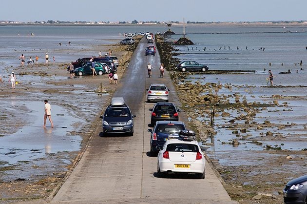 El Passage du Gois (Pasaje de Gois) es una carretera de 4.2 kilómetros que une la isla de Noirmoutier con el continente en la bahía de Bourgneuf, Francia.