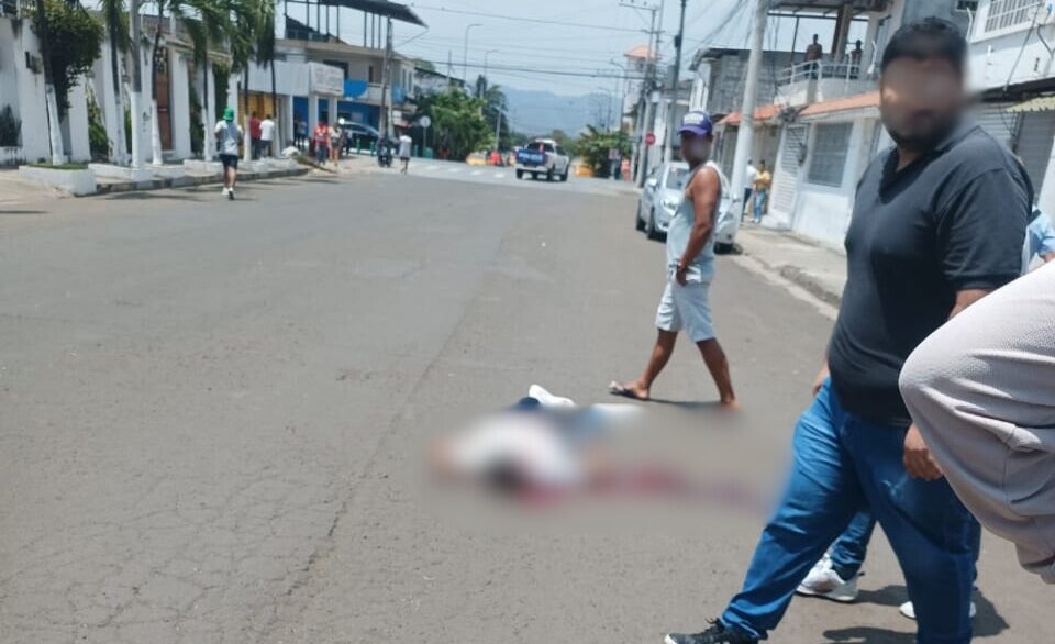 El cuerpo sin vida del estudiante quedó en los exteriores de la unidad educativa donde estudiaba.