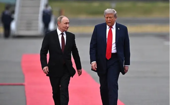 El presidente de Estados Unidos, Donald Trump, recibe a su homólogo de Rusia, Vladimir Putin. FOTO: Europa Press.
