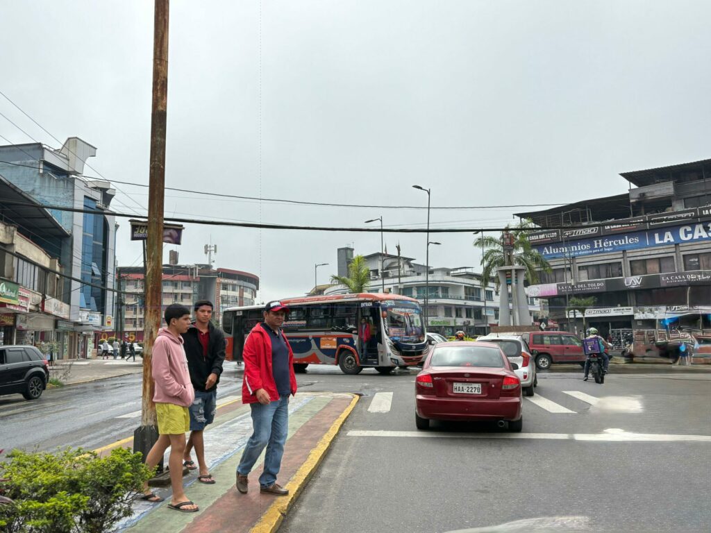 En Santo Domingo de los Tsáchilas se inicia el día abrigado mientras el cielo permanece cubierto