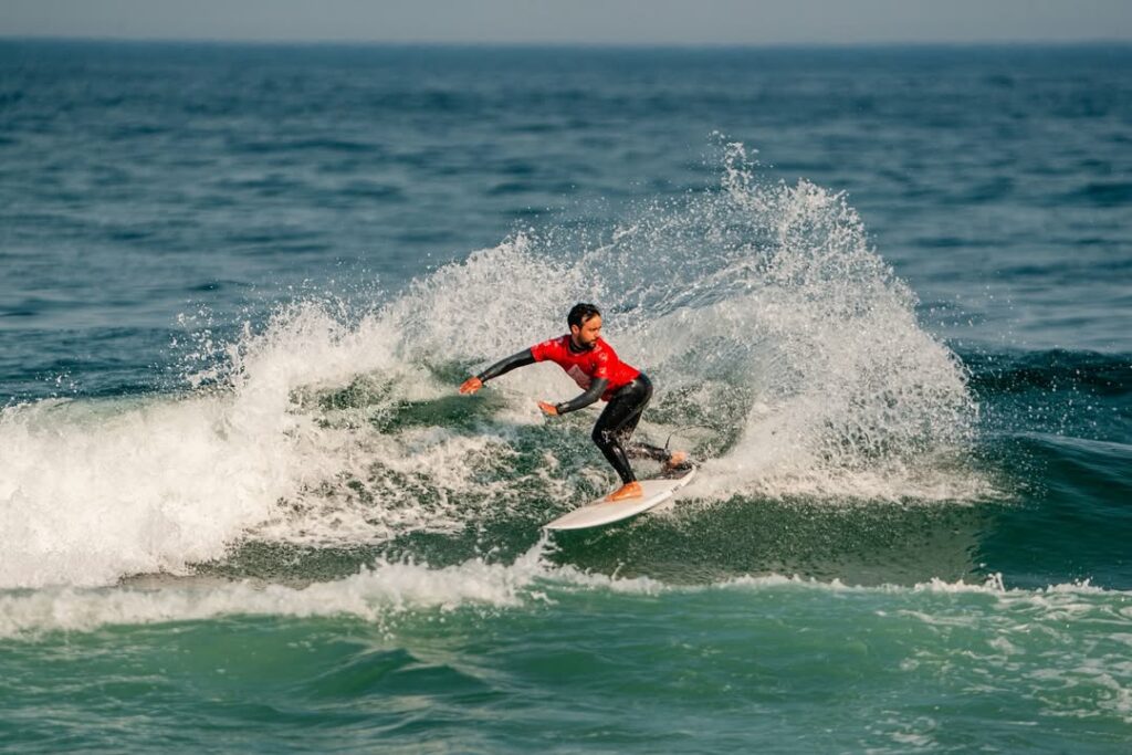 Felipe Rodríguez gana la categoría Open masculina de surf en el Luso Galaico 2025