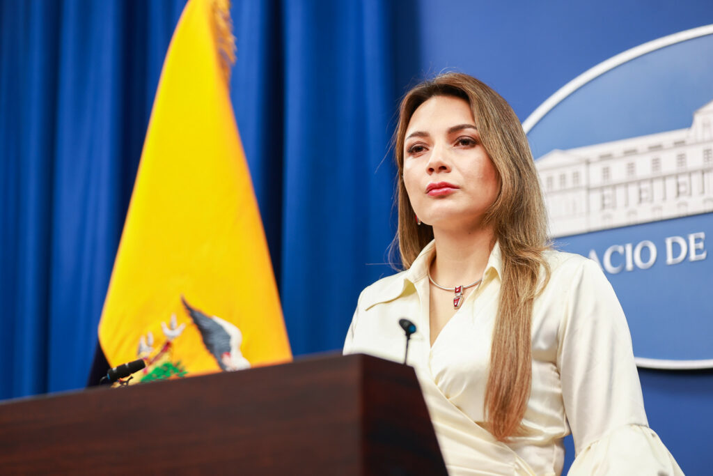 Gobierno de Ecuador presenta proforma del presupuesto 2025 con déficit fiscal controlado