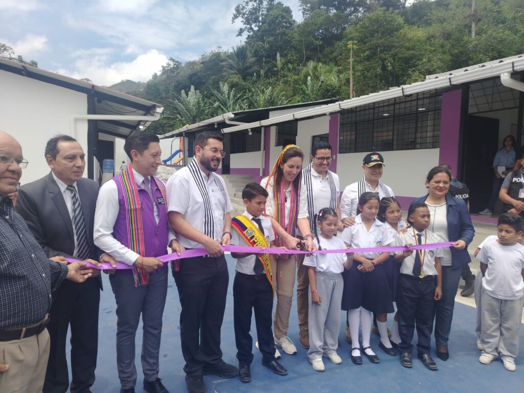 Gobierno reabre escuela rural Martínez Mera con inversión de 163 mil dólares en Santo Domingo