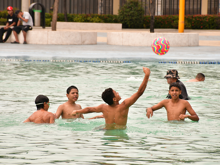 Miles de familias guayaquileñas aprovecharon el sol y el acceso gratuito a las piscinas municipales para disfrutar actividades recreativas.