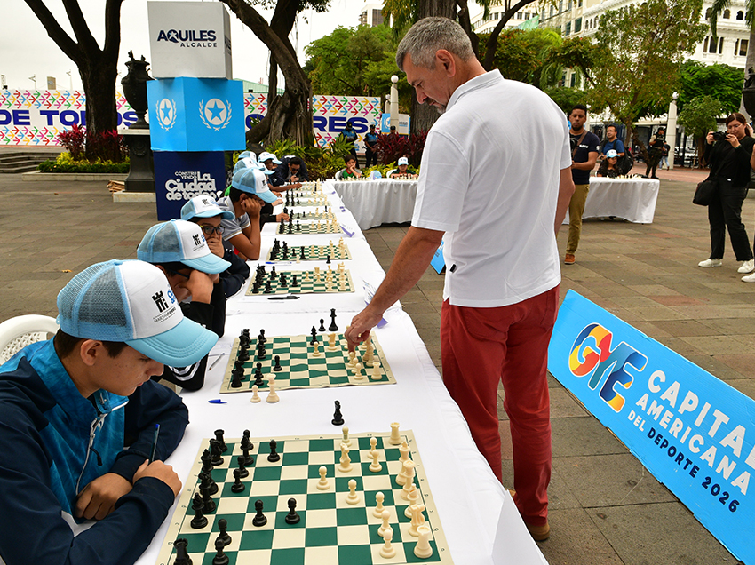 Veinte jóvenes disputaron partidas simultáneas con el maestro internacional Viktor Bologan en el Hemiciclo de la Rotonda.