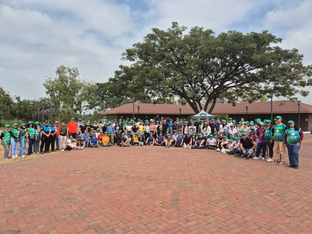 PwC Ecuador impulsa la reforestación en Quito y Guayaquil, con más de 1.600 árboles sembrados por colaboradores.