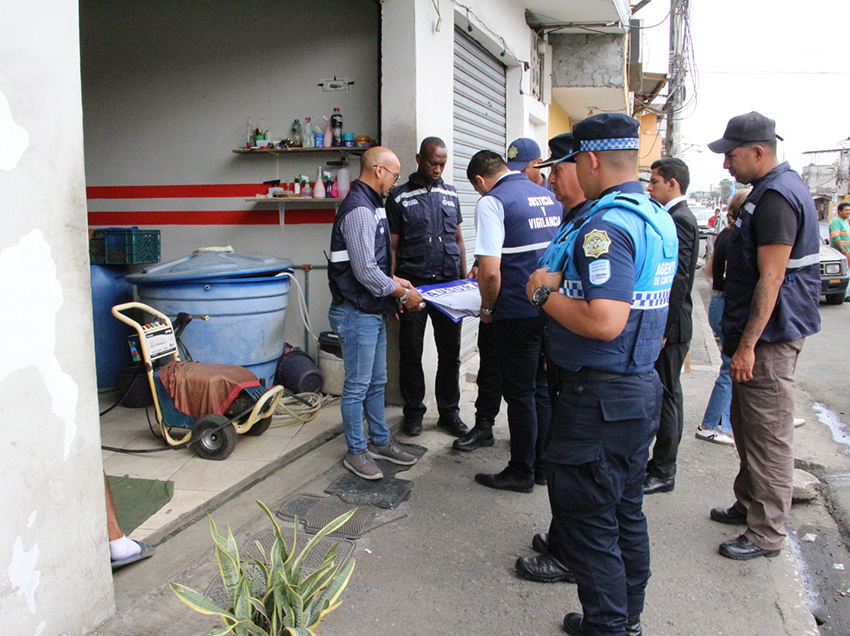 Un operativo interinstitucional en el Guasmo Norte de Guayaquil intervino más de 30 lavadoras de autos y clausuró seis locales.