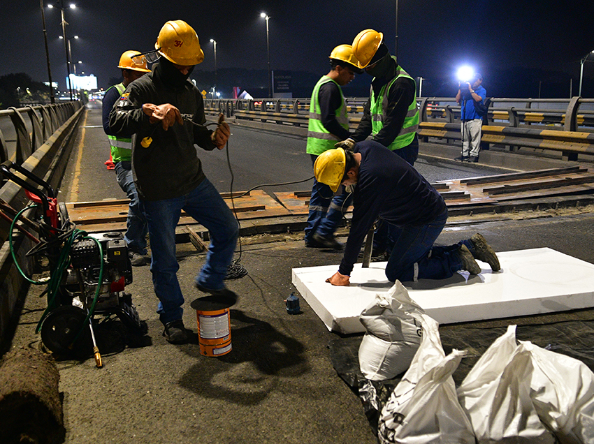 Los pasos elevados de la avenida Pedro Menéndez Gilbert en Guayaquil reciben mantenimiento para prolongar su vida útil.