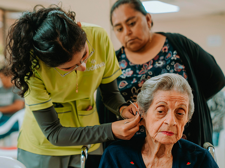 Más de 900 personas de Guayaquil se beneficiarán en 2025 con la entrega gratuita de prótesis auditivas que impulsa el Municipio.