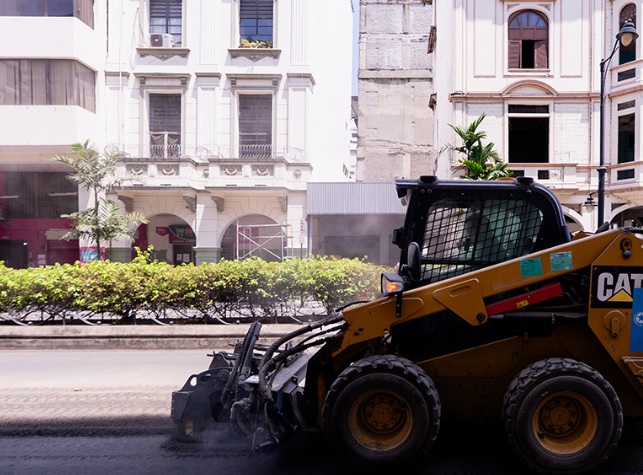 El Municipio de Guayaquil ejecuta trabajos de mantenimiento vial en la ciudad para mejorar la movilidad y reforzar la seguridad.