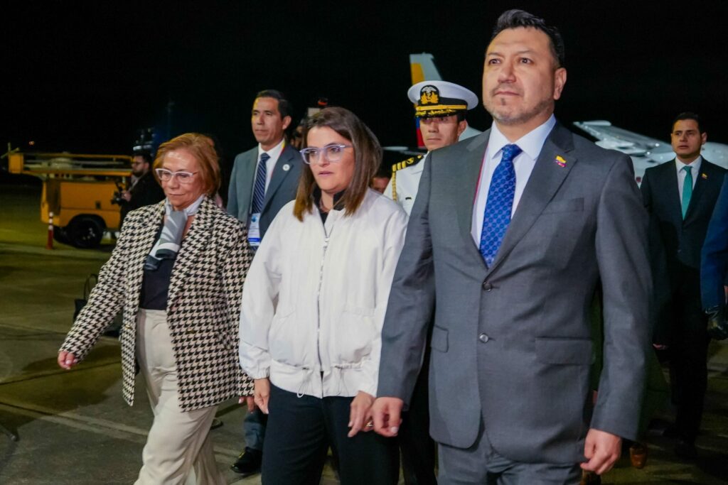 María José Pinto (c), vicepresidente de Ecuador, arribó a Colombia para reunirse con otros presidentes. FOTO: @Vice_Ec.
