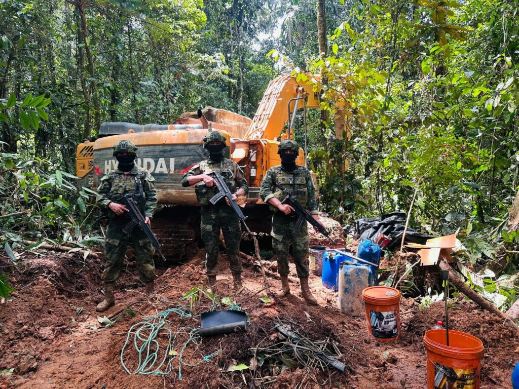 Miembros de las Fuerzas Armadas desmantelaron un campamento para la minería ilegal.