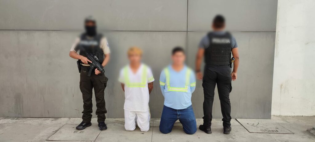 Dos hombres detenidos son acusados del delito de extorsión.