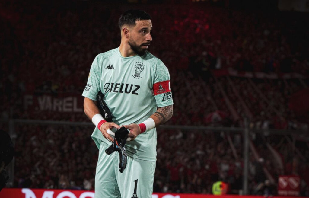 Hernán Galíndez responde con 'orgullo ecuatoriano' a los insultos de hinchas argentinos en su retorno al arco de Huracán