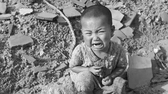 El 6 de agosto de 1945, un artefacto nuclear cargado de Uranio-235 bautizado como "Little Boy", hacía blanco en la ciudad de Hiroshima. Aproximadamente 80.000 personas murieron al instante, a fines de ese año serían 140.000.