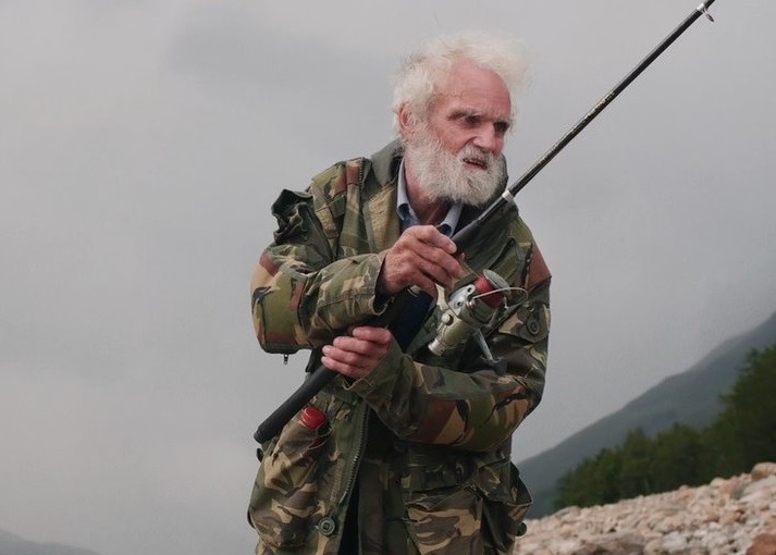 Ken Smith, un inglés de 66 años, ha vivido durante cuatro décadas en una cabaña improvisada junto a un lago en las tierras altas de Escocia.
