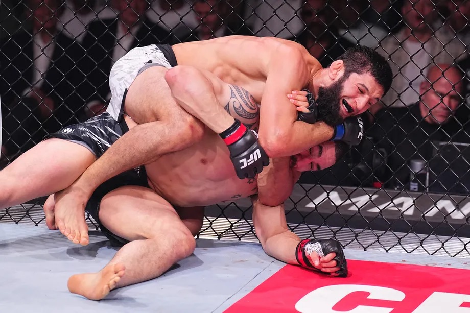 Khamzat Chimaev se coronó campeón de peso medio de la UFC al vencer por decisión unánime a Dricus Du Plessis en el evento estelar de UFC 319.