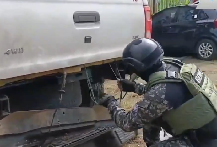 La Policía Nacional incautó 230 kilos de clorhidrato de cocaína ocultos en el doble fondo del balde de una camioneta.